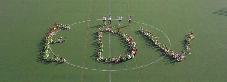 Los participantes formando las letras E D V en el campo de fútbol UJA
