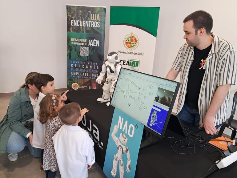 Mesa del CEATIC con el robot NAO