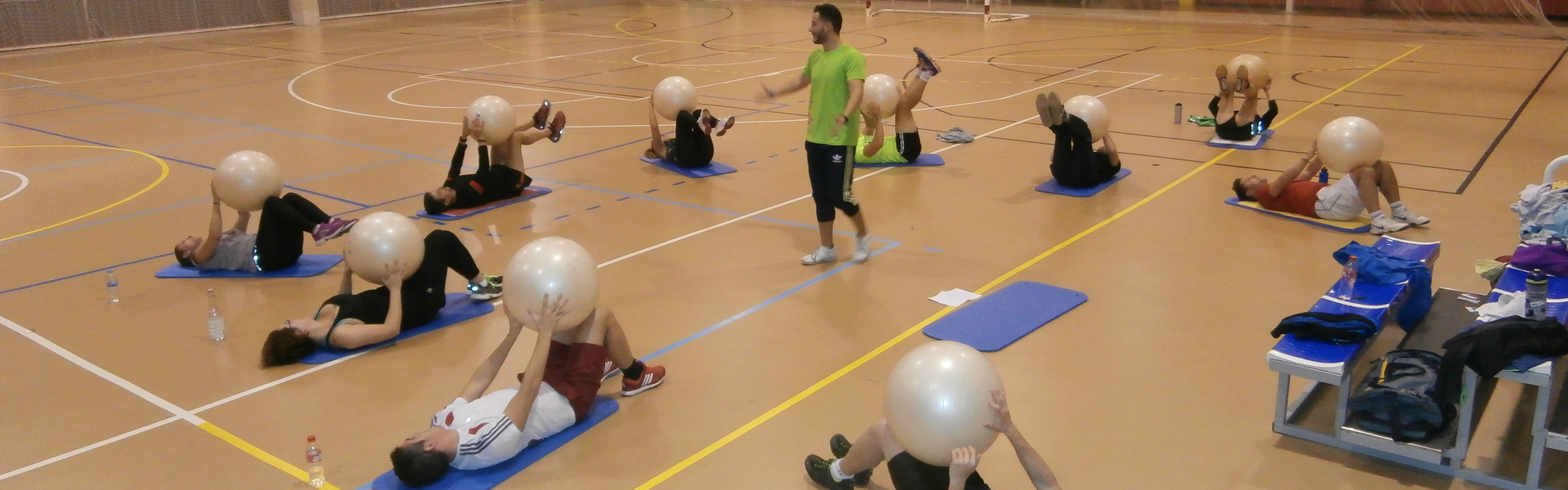 Personas practicando Pilates en la Universidad de Jaén