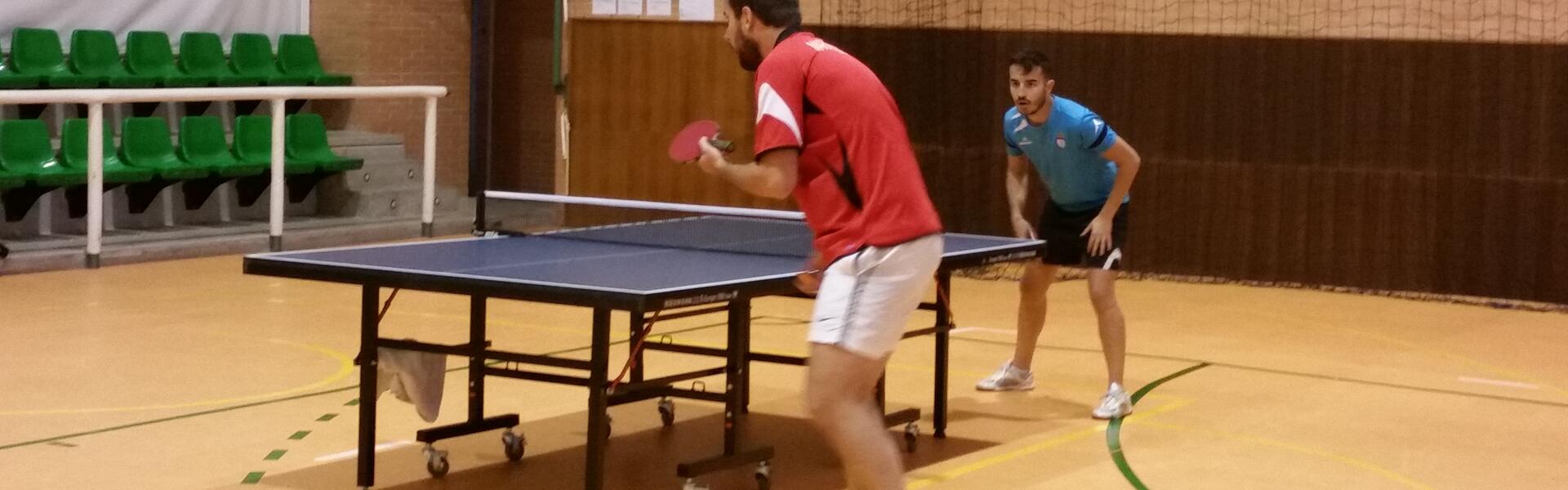 Dos personas disputando un encuentro de tenis de mesa en la UJA