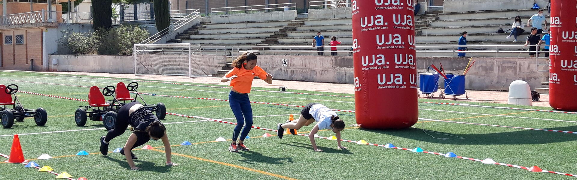 Participantes del desafío haciendo burpee