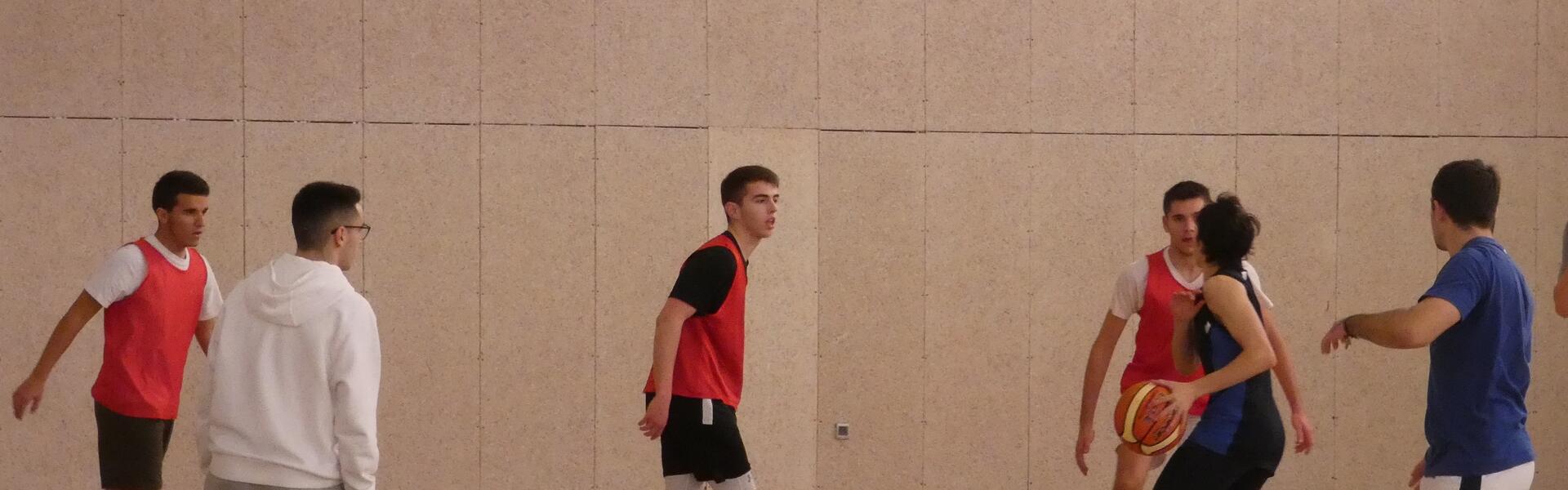 Imagen de jugadores disputando un partido de baloncesto en el pabellón UJA de Linares