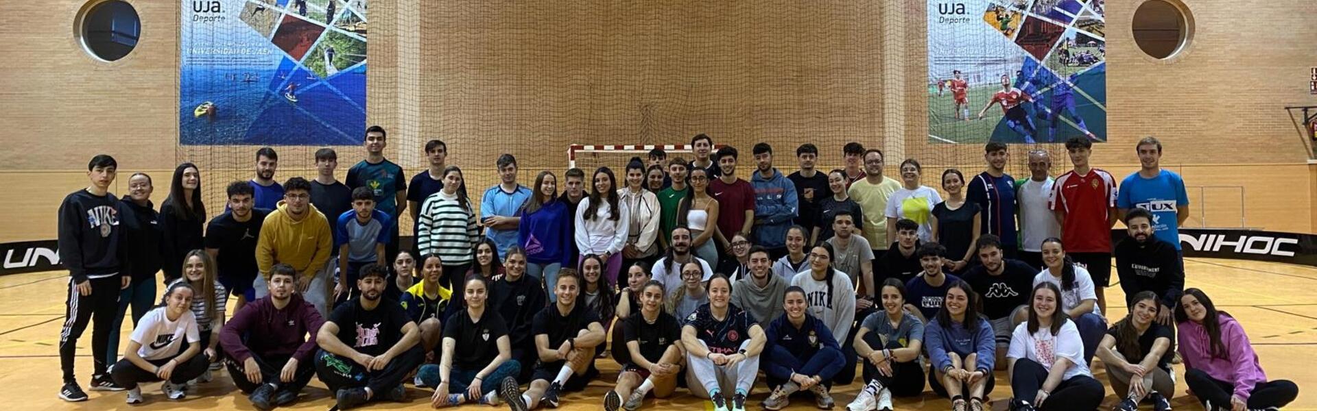 Participantes en el torneo de floorball