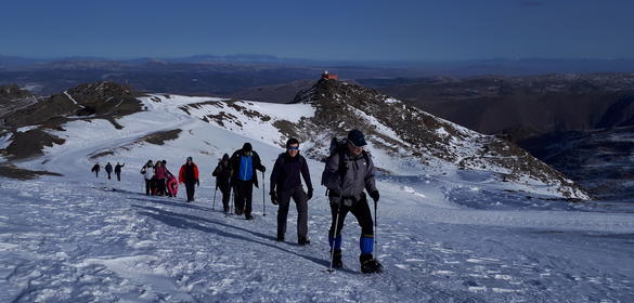 Usuarios realizando un trayecto de alpinismo