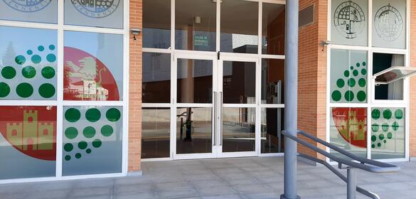 Imagen de la puerta del Pabellón Deportivo de la Universidad en Jaén
