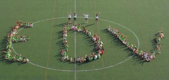 Imagen de los niños de la Escuela Deportiva de Verano formando las iniciales E D V