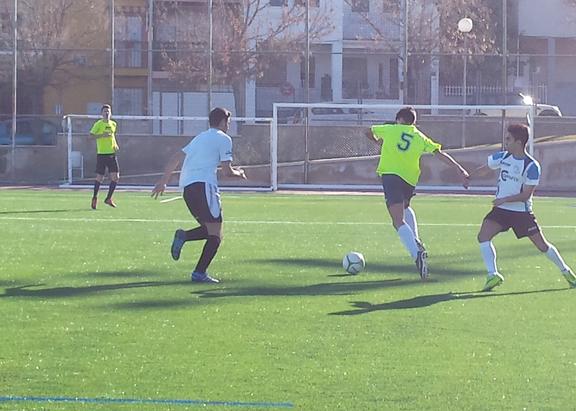 Estudiantes jugando un partido de fútbol del torneo universitario