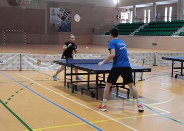 Dos jugadores disputando un partido de tenis de mesa