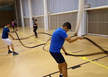 Alumnos realizando un ejercicio del circuito de Entrenamiento Total