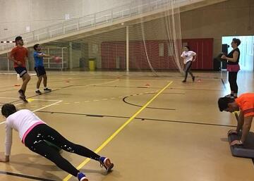 Grupo de personas realizando ejercicios del circuito de entrenamiento total
