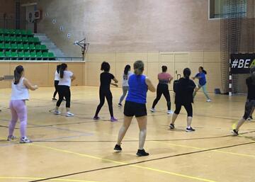 Grupo de personas realizando una sesión de zumba en el pabellón