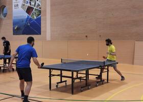 Dos jugadores en un partido de tenis de mesa