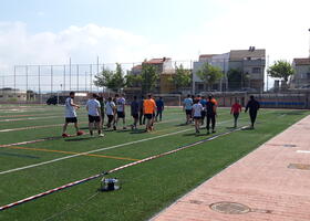 Grupo de participantes recibiendo las instrucciones del circuito