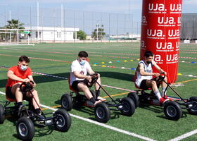 Participantes conduciendo coche a pedales