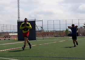 Participantes con disco de 25 kg