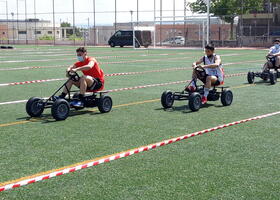 Participantes conduciendo coche a pedales