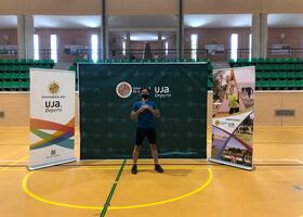 Campeón del desafío recogiendo trofeo