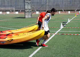 Participantes tirando de kayac durante una prueba