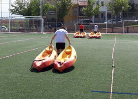 Participantes tirando de kayac durante una prueba