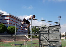 Participante saliendo de la zona de rocodromo