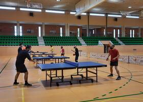 Dos jugadores en un partido de tenis de mesa