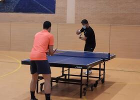 Dos jugadores en un partido de tenis de mesa