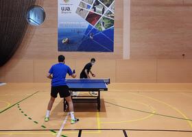 Dos jugadores en un partido de tenis de mesa