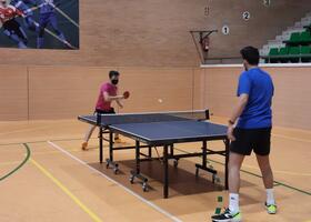 Dos jugadores en un partido de tenis de mesa