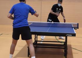 Dos jugadores en un partido de tenis de mesa