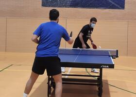 Dos jugadores en un partido de tenis de mesa