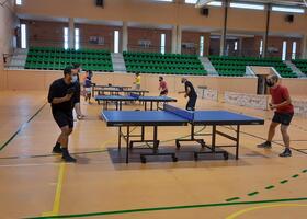 Dos jugadores en un partido de tenis de mesa