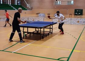 Dos jugadores en un partido de tenis de mesa