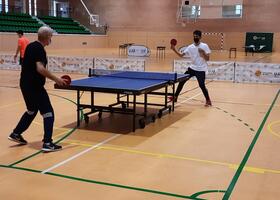 Dos jugadores en un partido de tenis de mesa