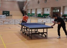 Dos jugadores en un partido de tenis de mesa