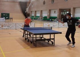 Dos jugadores en un partido de tenis de mesa