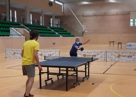 Dos jugadores en un partido de tenis de mesa