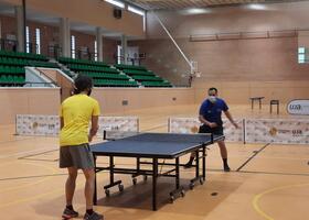 Dos jugadores en un partido de tenis de mesa