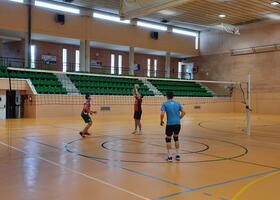 Jugadores durante un partido de voley 2x2