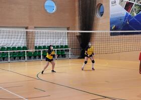 Jugadoras de vóley en posición de recepción de balón durante un partido de voley 2x2