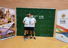 Subcampeones del torneo recogiendo el trofeo