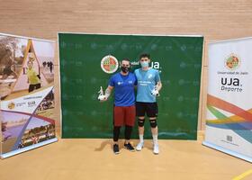 Campeones del torneo recogiendo el trofeo