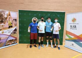 Campeones y subcampeones juntos en zona de premiación