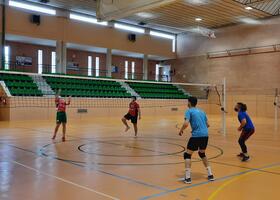 Jugadores durante un partido de voley 2x2