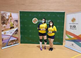 Subcampeonas del torneo recogiendo el trofeo
