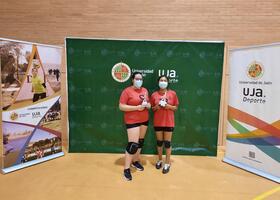 Campeonas del torneo recogiendo el trofeo