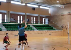 Jugador rematando durante un partido de voley 2x2