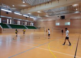 Jugadores durante un partido de voley 2x2