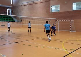 Jugador recepcionando balón durante un partido de vóley 2x2