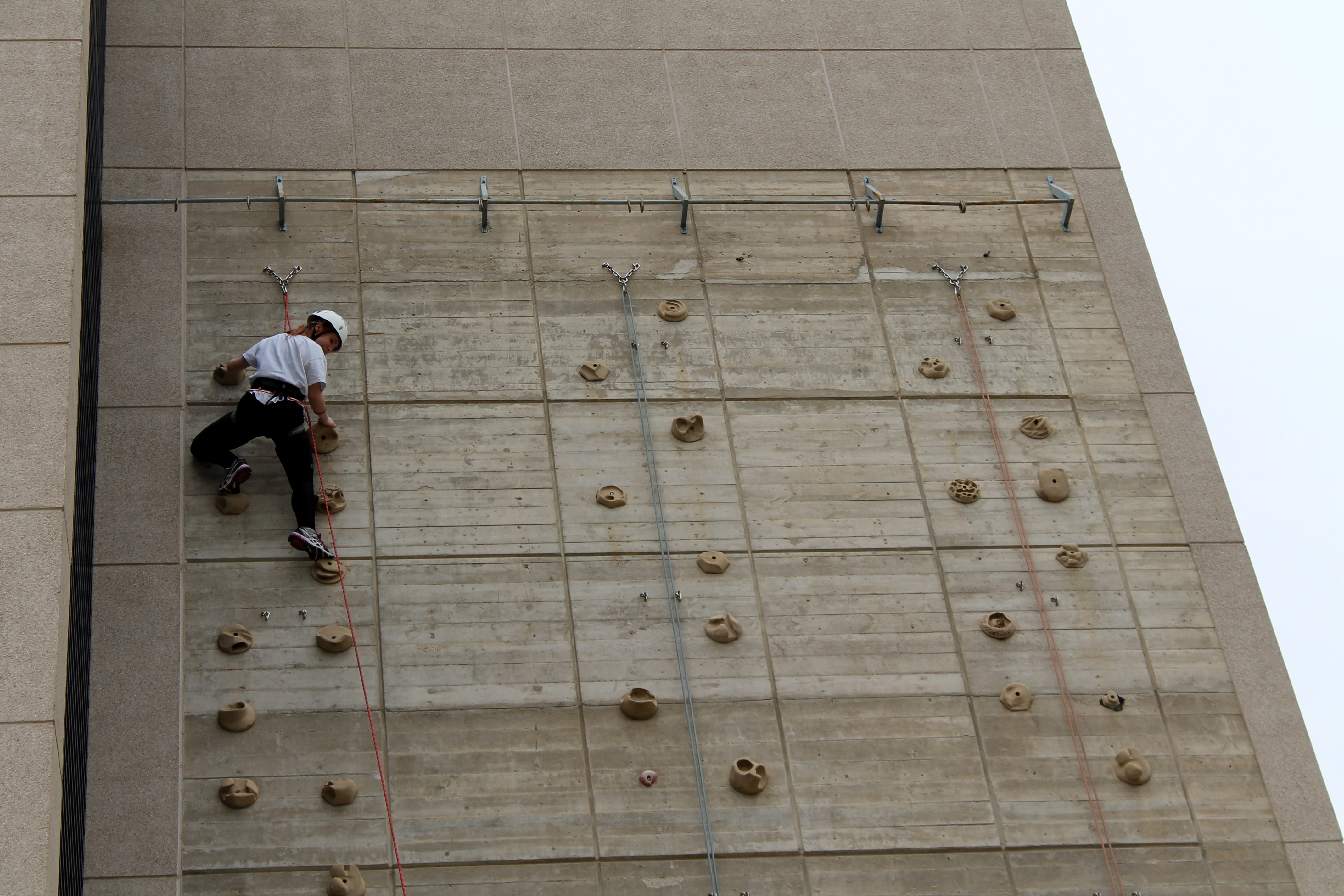 Alumna practica la escalada al aire libre en el campus las Lagunillas de la Universidad de Jaén
