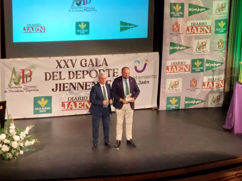 Juan de Dios Carazo recogiendo el premio